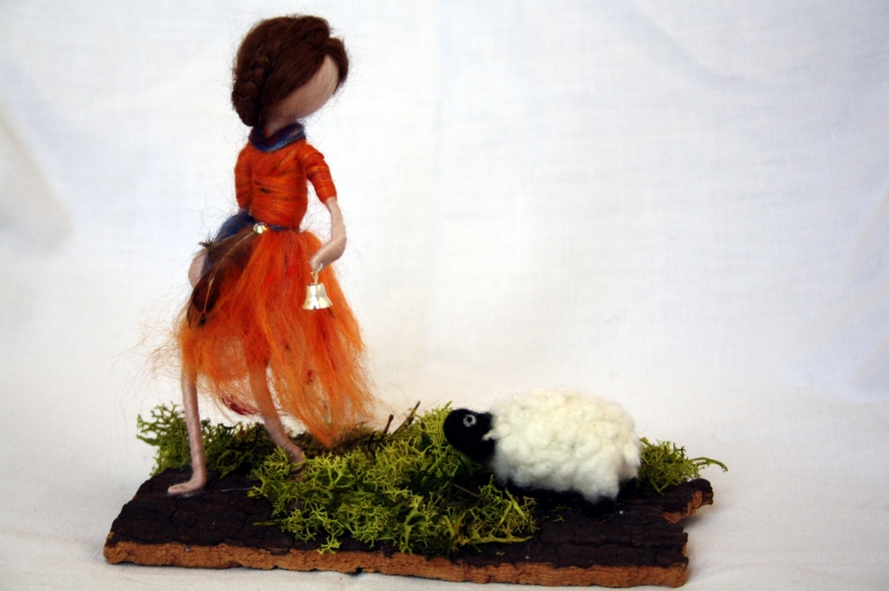 - handgefilzte Figur, Mädchen lockt kleines Schaf