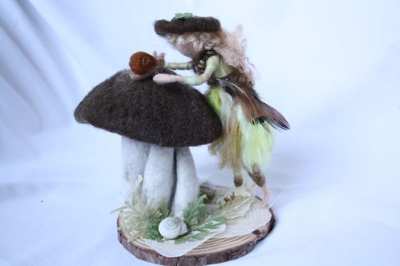  - kleine Waldelfe mit Freundin - handgefilzte Figur mit Pilz und Schnecke