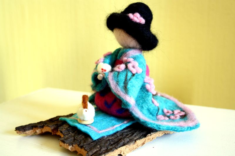  - handgefilzte Figur, Geisha bei der Teezeremonie