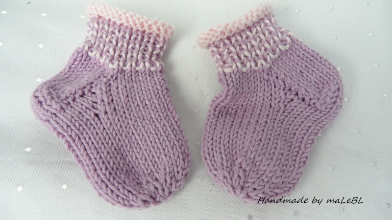  - Handgestrickte Babysocken aus Wakame und Biobaumwolle, lila rosé 