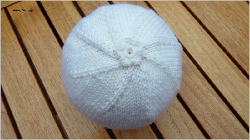  - Handgestrickte Babymütze aus  100 % Wolle (Merino) in weiß 