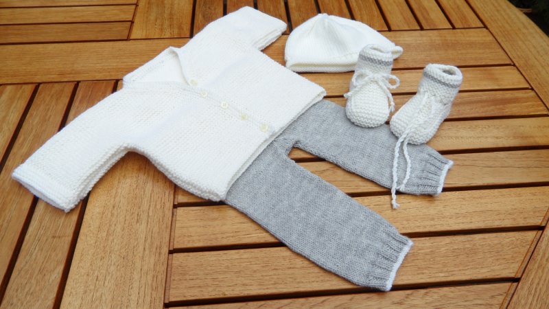  - Neugeborenenset (4-teilig) Strickjacke, Hose, Mütze und Schuhe