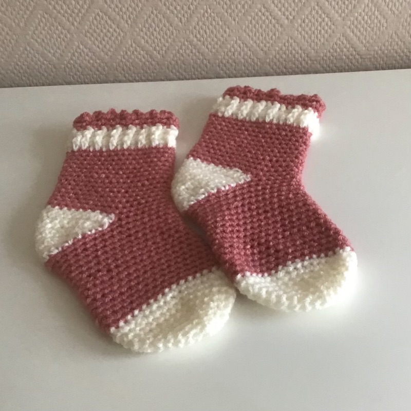  - Schöne von Hand gehäkelte Socken aus flauschiger weicher  Wolle in altrosa und wollweiß