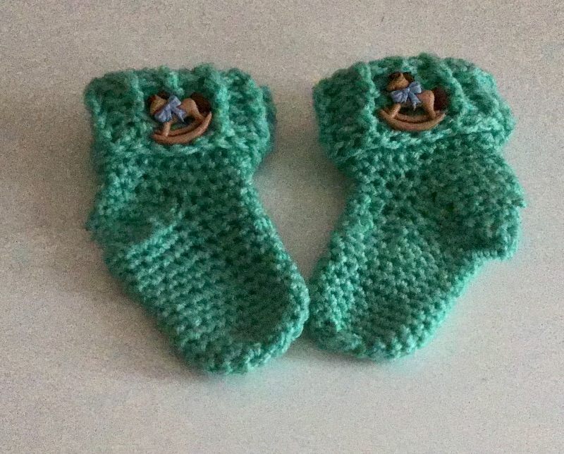  - Hübsche gehäkelte Grüne Socken mit schönem Knopf