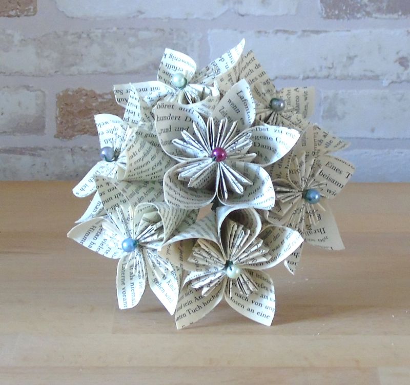  - Papierblumen - Kusudama-Halbkugel // Papierblüten // Geschenk // Blumenstrauß // Dekoration // Origami // Blumen aus alten Buchseiten 