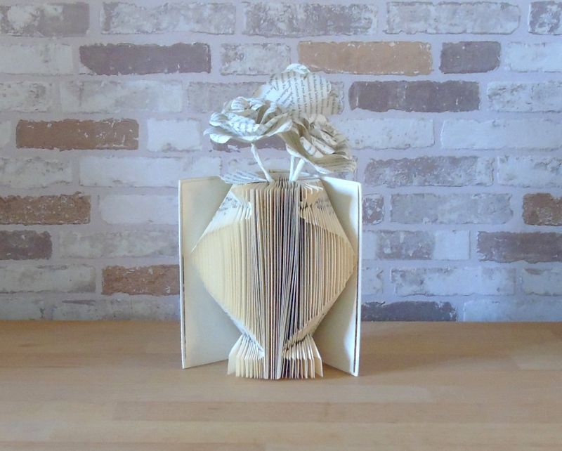  - gefaltetes Buch - kleine Vase mit drei Rosen // Buchkunst // Dekoration // Papierblumen // Buchvase // Rosen aus alten Buchseiten