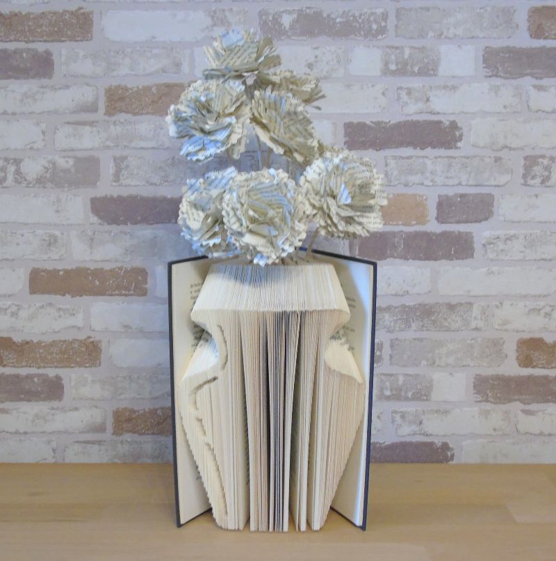  - gefaltetes Buch - klassische Vase mit Landnelken // Papierblumen // Dekoration // Blumen aus alten Buchseiten // Buchdeko // Geschenk