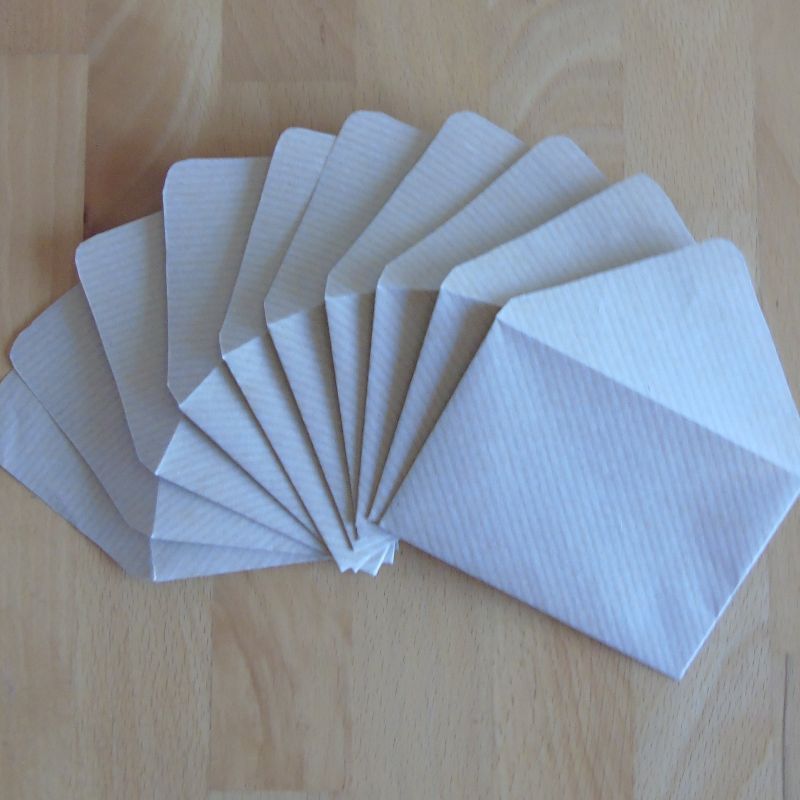  - 10 kleine blanko Briefumschläge aus braunem Skizzenpapier