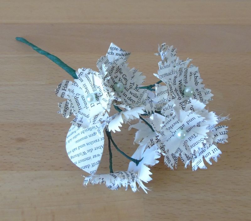  - Papierblumen - Kornblumenstrauß aus Buchseiten // Papierblüten // Buchdeko