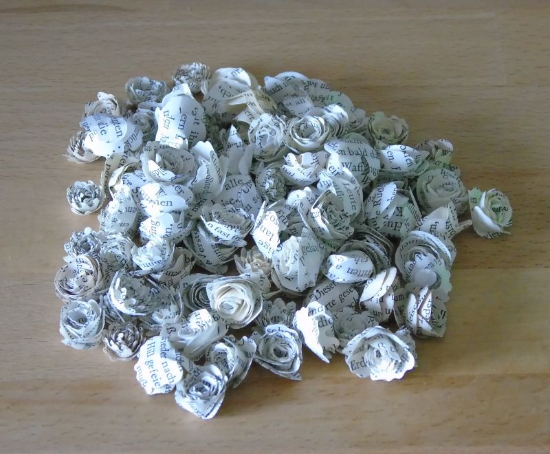  - Papierblumen - Mix von Miniröschen aus alten Buchseiten // Streudeko // Miniblüten // Tischdeko // kleine gerollte Rosen