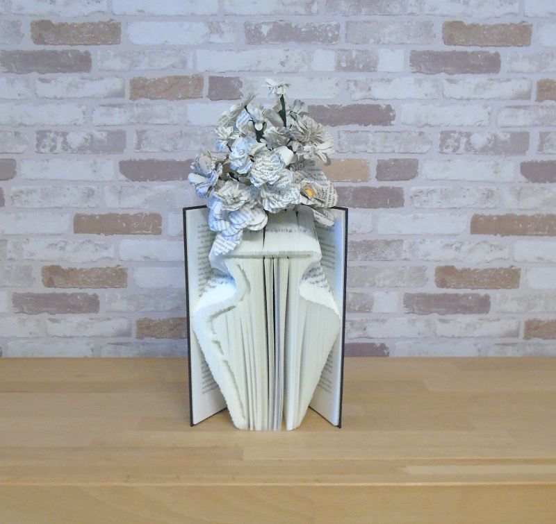  - gefaltete Vase mit einem gemischten Papierblumenstrauß Dekoration Geschenk Buchkunst Buchdeko