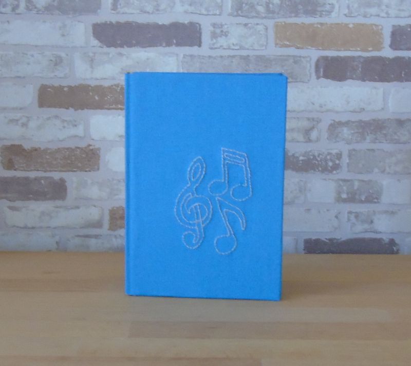  - blaues Notizbuch A5 mit aufgesticketen Notenschlüssel und Noten // Tagebuch // Skizzenbuch // blanko // Geschenk