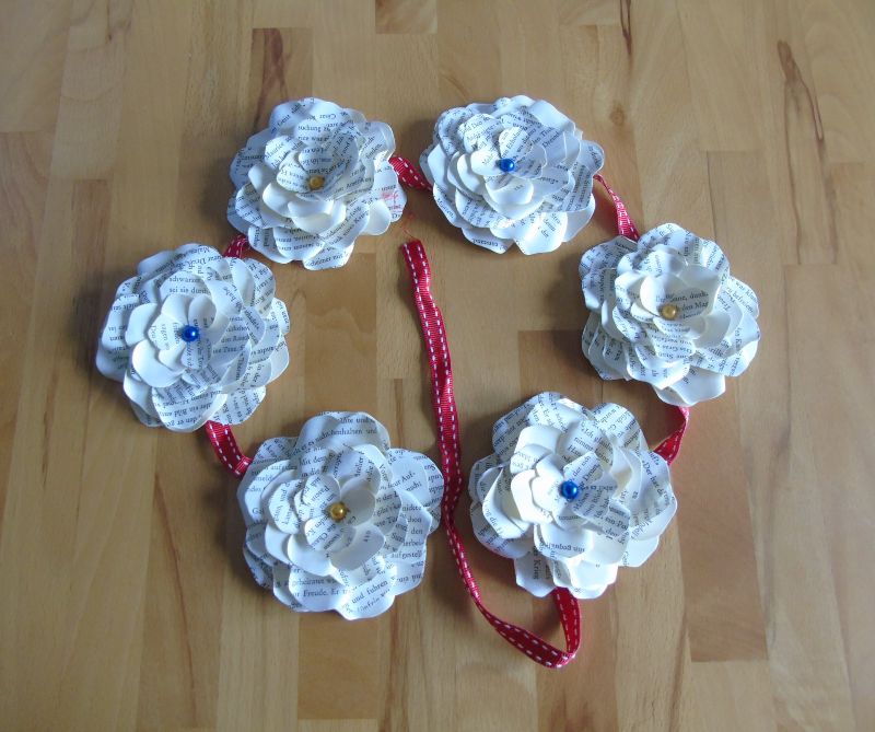  - Hängendes Blütenband mit 6 handtellergroßen Papierblüten aus alten Buchseiten // Dekoration // Tischdeko // Blumendeko