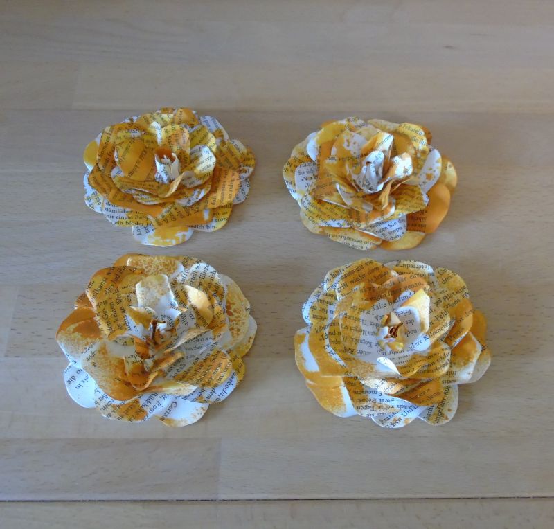  - Papierblumen – Set mit 4 honiggelben Papierblüten aus alten Buchseiten // Tischedeko // Blumendeko // Blüten aus Papier
