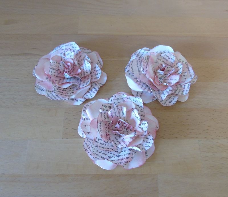  - Papierblumen – Set mit 3 zartroten Papierblüten aus alten Buchseiten // Buchdeko // Tischdeko // Dekoration