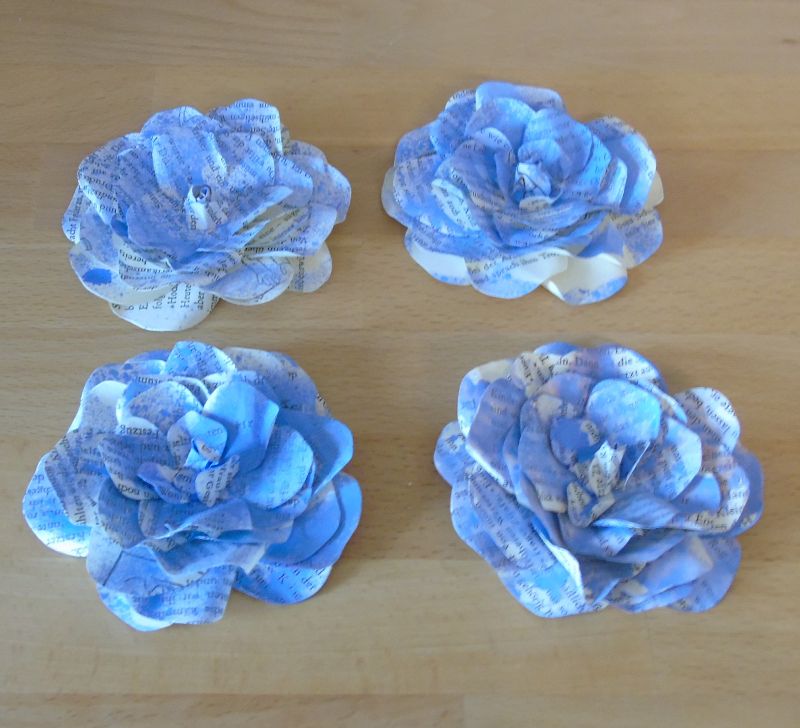 - Papierblumen - Set mit 4 violetten Papierblüten aus alten Buchseiten // Papierblumen // Tischdeko // Dekoration