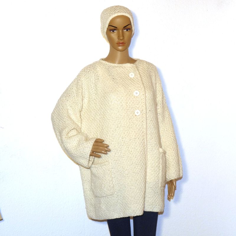  - Für die kalte Jahreszeit ein schicker Damen-Mantel in  Weiß.