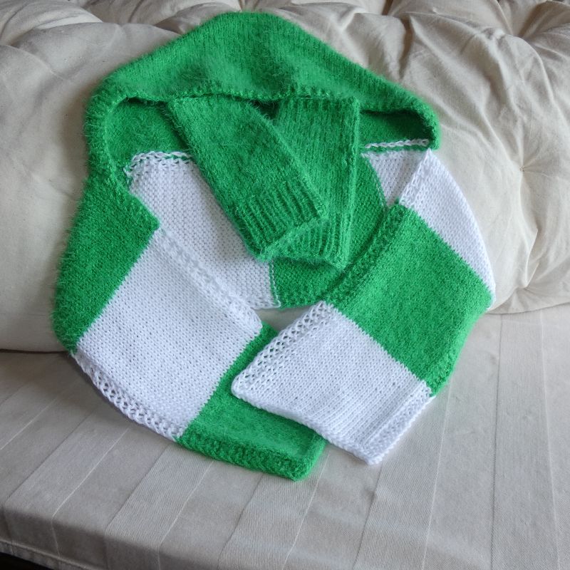  - Größe 3-6 Monate Kapuzen-Schal in Grün-Weiß mit Handstulpen.