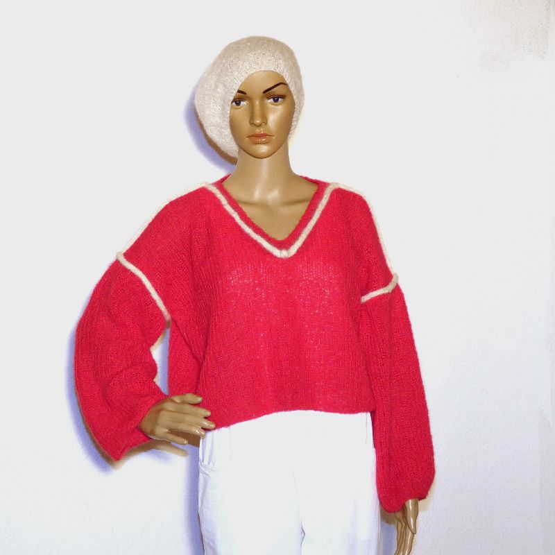 Ein schicker Damen-Pullover in Rot mit Weißen Blenden.