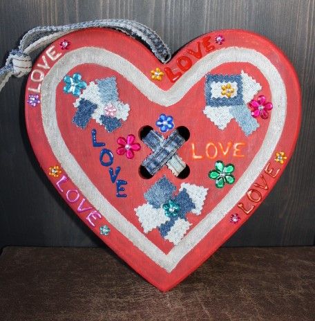  - Geschenk zum Valentinstag LOVE abstrakt gestaltetes Herz aus Holz mit Acrylfarbe im Shabby-Stil bemalt, mit Jeansstoff dekoriert