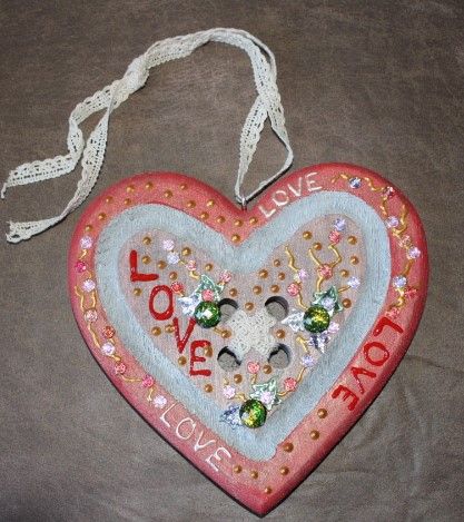  - Geschenk Valentinstag LOVE abstrakt gestaltetes Herz aus Holz in Knopfoptik mit Acrylfarbe im Shabby-Stil gestaltet, verziert mit Glitzersteinen