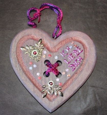  - Geschenk Valentinstag ICH LIEBE DICH abstrakt gestaltetes Herz aus Holz mit Acrylfarbe im Shabby-Stil gestaltet, mit gehäkeltem Wollband  verziert
