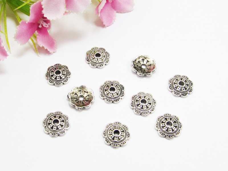  - 100 Perlenkappen 10mm, in Blumen-Form, mit Muster, Farbe silber antik