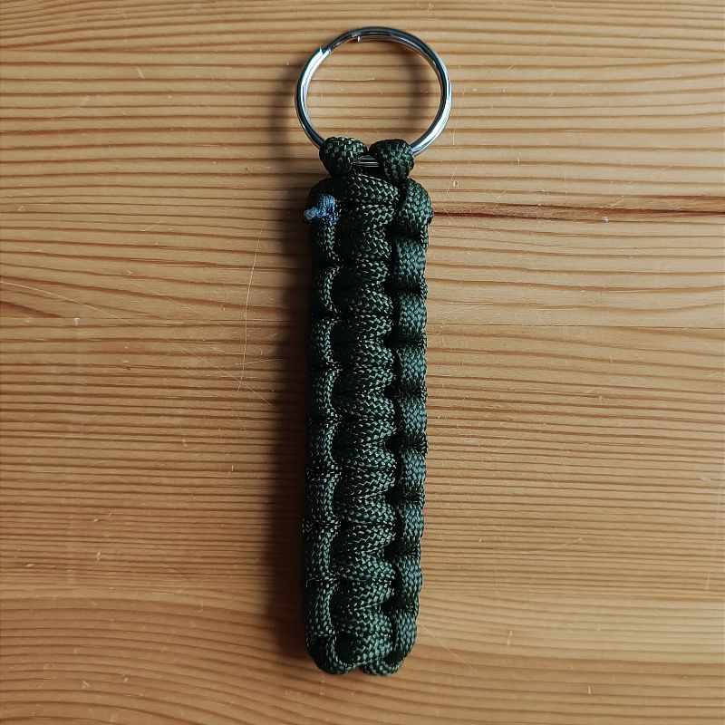  - Schlüsselanhänger, 8cm lang, aus Paracord Bändern, dunkelgrün