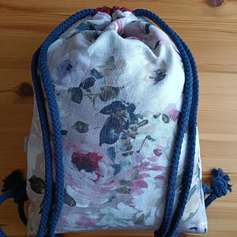  - Turnbeutel mit Reißverschlussinnentasche, 40cm×32cm×6cm, außen Canvas mit Aquarellblumen, innen bordeauxfarbene Baumwollwebware