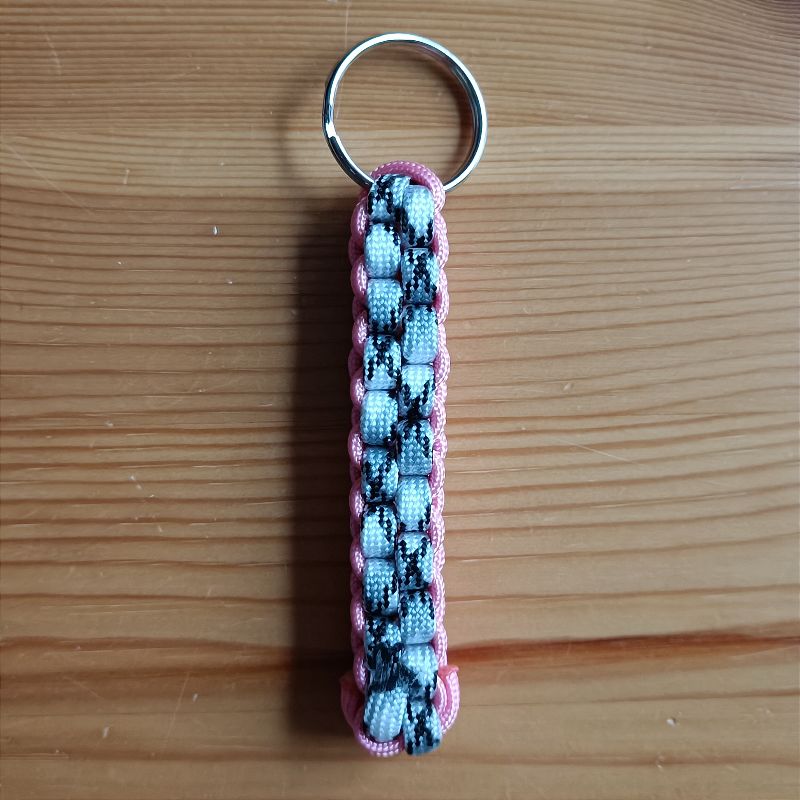  - Schlüsselanhänger, 8cm lang, aus Paracord Bändern, schwarz, weiß, rosa
