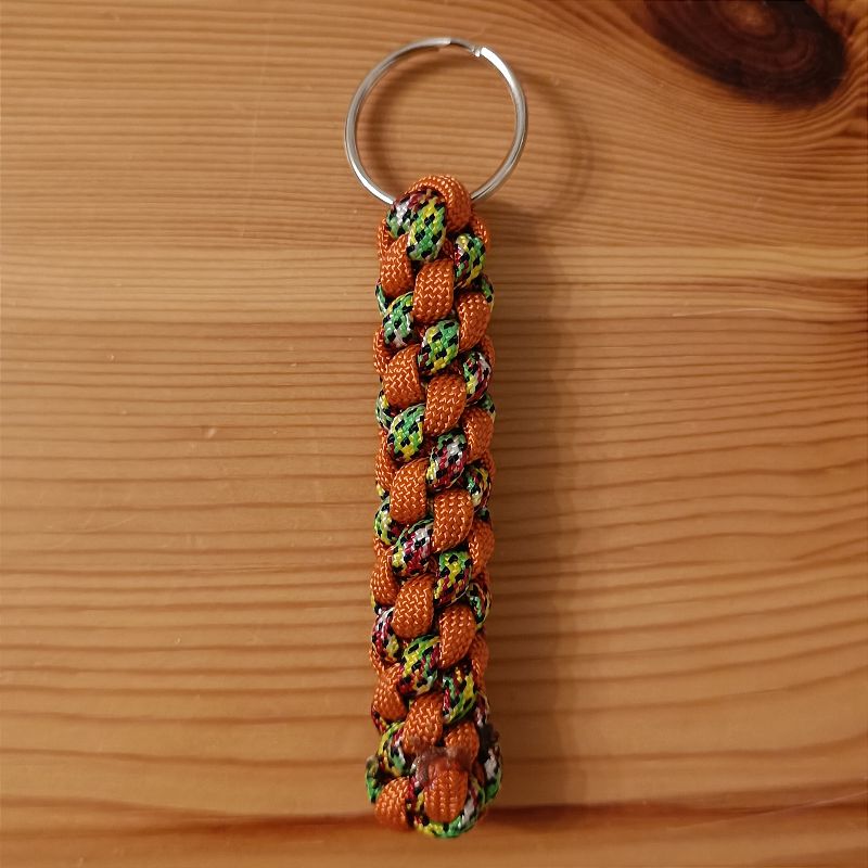  - Schlüsselanhänger, 8cm lang, aus Paracord Bändern, orange, grün