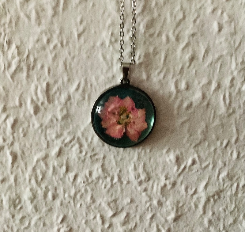  -  Schmuckanhänger aus Edelstahl mit echter Blüte  - Echte gepresste rosa Akeleiblüte unter einem Glascabochon 