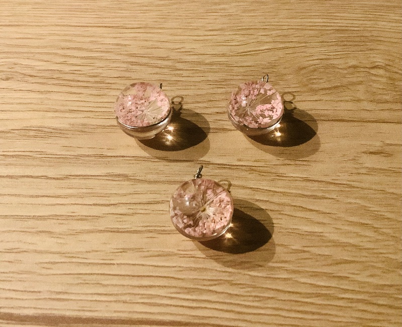  - Glaskugelanhänger-Set für 1 Paar Ohrringe und 1 Kette - Echte gepresste rosa Doldenblüte -