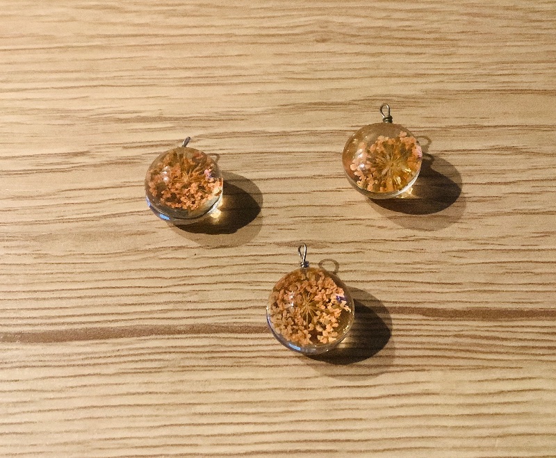  - Glaskugelanhänger-Set für 1 Paar Ohrringe und 1 Kette - Echte gepresste orangefarbene Doldenblüte -