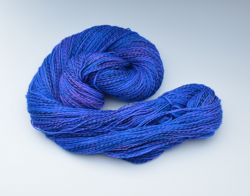  - KORNBLUME - Merino Sockyarn violett striped  - 4 fädig - handgefärbt - LL 420/100g 