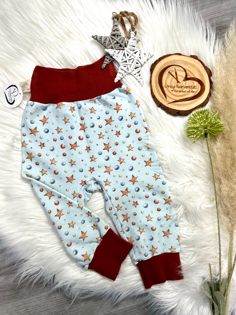  - Himmlisch Komfortabel: Sternenhimmel Babyhose in Größe 74 aus French Terry mit Kupfersternen und Rostbraunen Bündchen