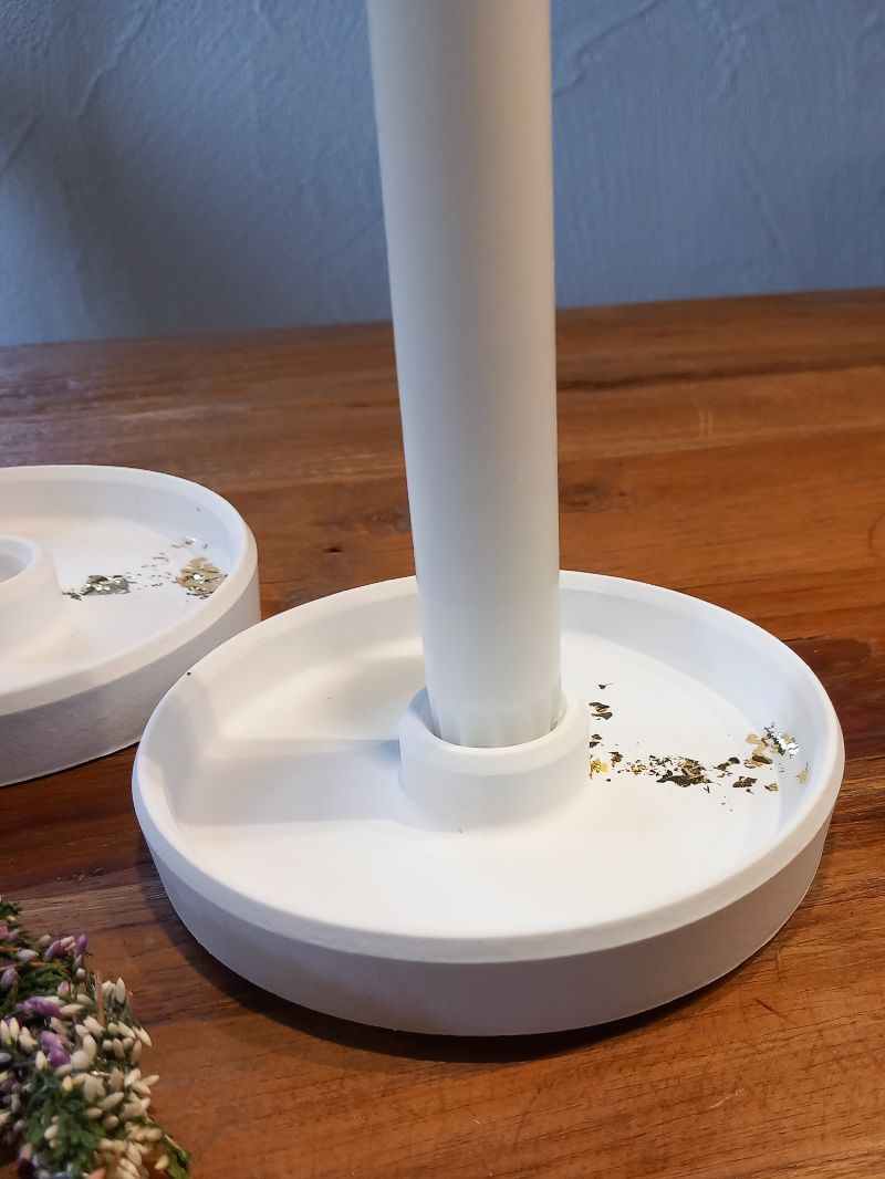  - schlichter weißer Kerzenhalter / Kerzenteller / Kerzenständer mit Blattgold für Stabkerzen 