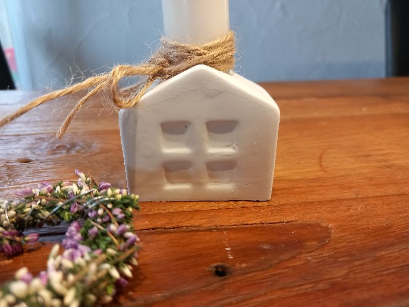  - weißer Kerzenhalter für Stabkerzen als Häuschen / kleines Haus 