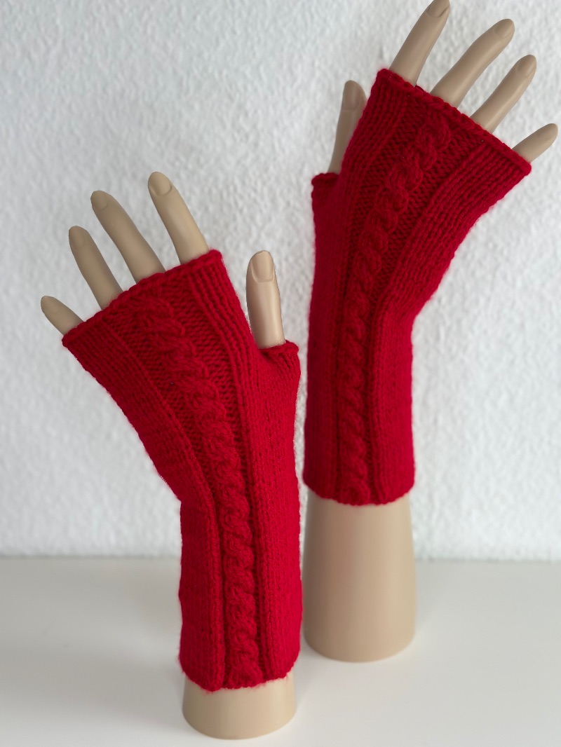  - Armstulpen ,Pulswärmer mit Zopfmuster ,gestrickt von KiniasKnitting,Farbe Rot