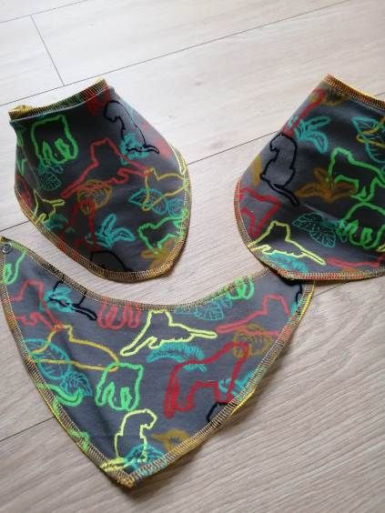  - speichelundurchlässiges Halstuch mit Neon-Dinos für Kinder bis ca. 1 Jahr