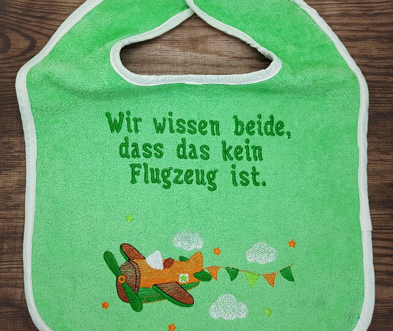  - XL-Babylätzchen mit lustigem Spruch und Druckknopf grün