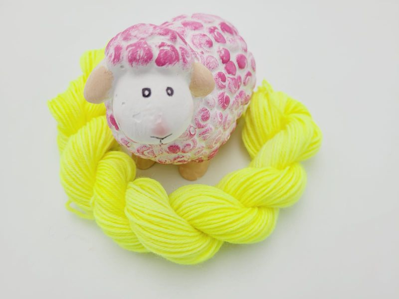  - ❤ Handgefärbte Sockenwolle Mini Merino ❤ 20g  neon Gelb 