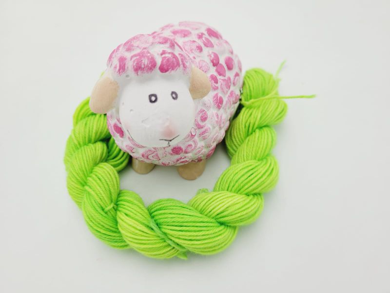  - ❤ Handgefärbte Sockenwolle Mini Merino ❤ 20g Neon Grün