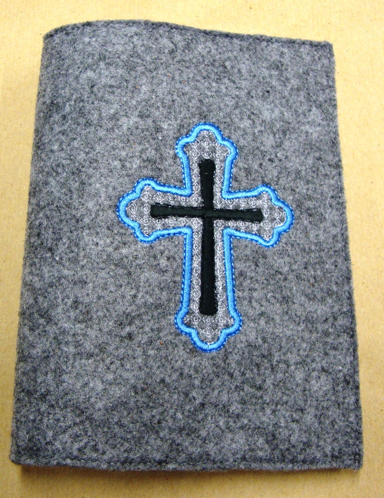  - Gotteslobhülle Einband  handgefertigt grau aus 3mm Filz mit blau Kreuz bestickt kaufen