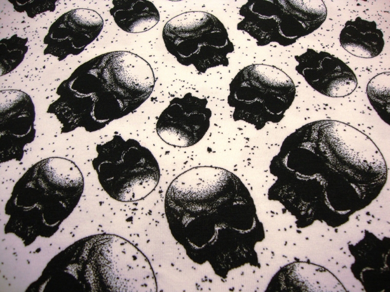  - Baumwoll Jersey Skulls schwarze Totenköpfe Schädel mit Sternen auf weiß kaufen Meterware