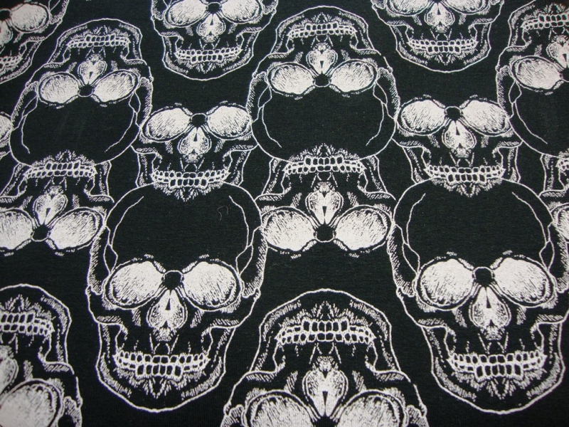  - French Terry Sweat Skulls weiße Totenköpfe Schädel auf schwarz innen leicht angeraut Sommersweat Meterware kaufen