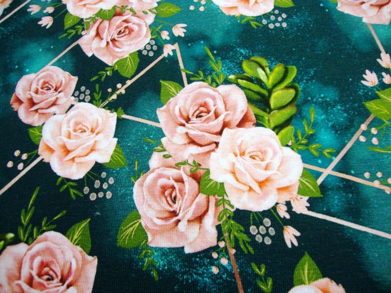  - Baumwolljersey Digitaldruck Blumen rose rosafarbene Rosenblüten mit Blättern auf petrol mit geometrischem Muster Kaufen Meterware Jersey Stoffe Ökötex Glünzstoffe