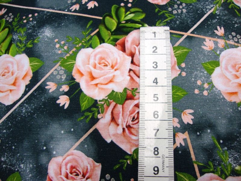  - Baumwolljersey Digitaldruck Blumen rose rosafarbene Rosenblüten mit Blättern auf grau mit geometrischem Muster Kaufen Meterware Jersey Stoffe Ökötex Glünzstoffe 