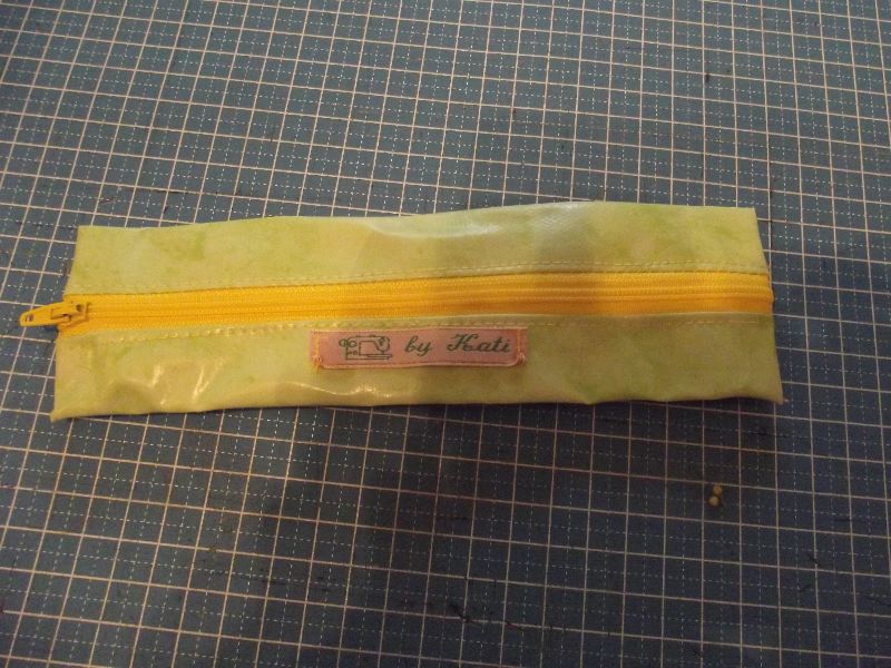  - Kalenderfedermäppchen aus apfelgrünem Wachstuch mit gelben Reißverschluss 