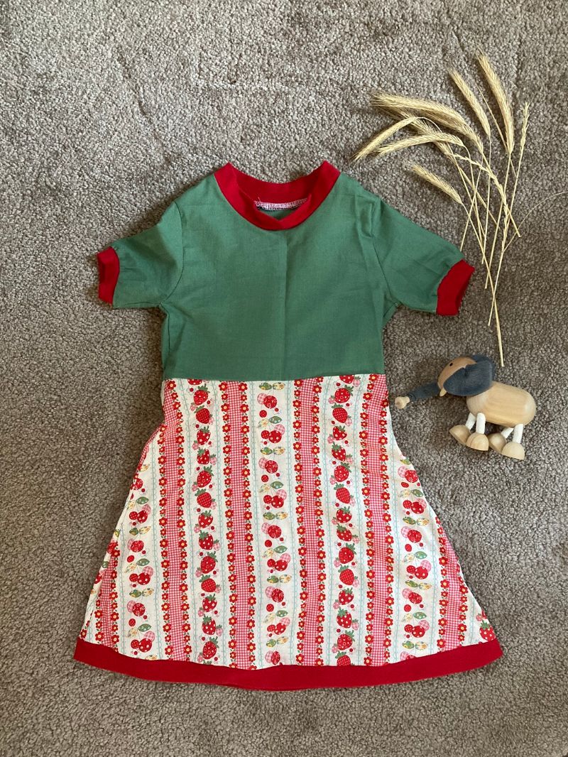  - Kleid - Kleinkindkleid in grün - rot mit Erdbeeren in Größe 86/92